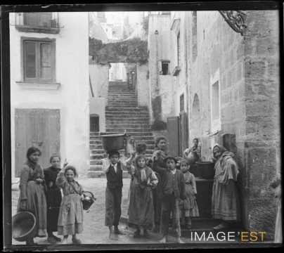 Enfants et femmes dans une rue (Amalfi)